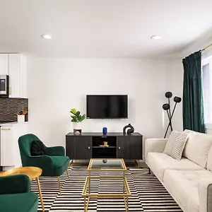 Holiday home Stylish 5br W/ Fire Pit! 15 Mins To Dt